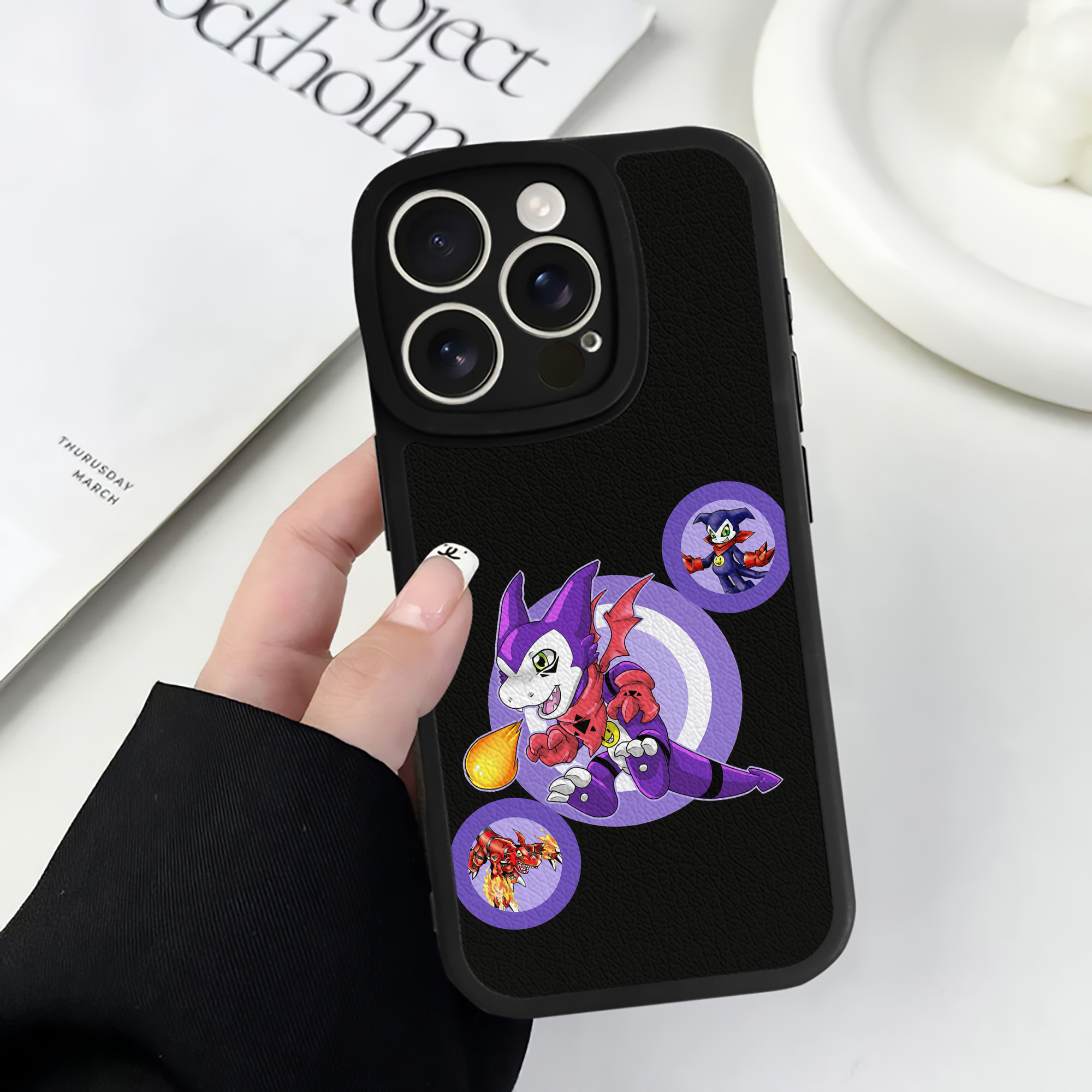 （画像用） Digimon デジタルモンスター/デジモン 【iPhone 16シリーズ対応】シリコンスマホケース（レザー調） 材質：シリコン